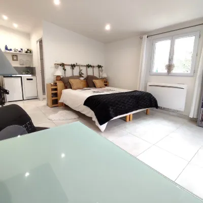 Studio ind. in villa Castelnau center, pkg free ext, near cl. du Parc.