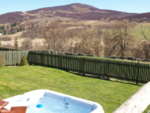 Gorgeous 2 Bed Cottage Near Glenshee. Hot tub, Garden, Child & Pet Friendly