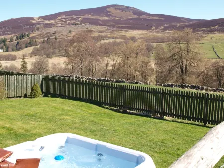 Gorgeous 2 Bed Cottage Near Glenshee. Hot tub, Garden, Child & Pet Friendly