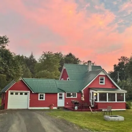 Charming Historic 4 Bdrm Farmhouse AC secluded, centrally located, fishing pond
