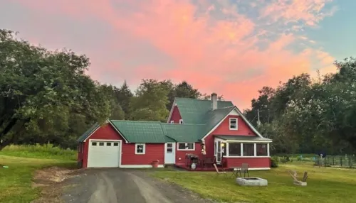 Charming Historic 4 Bdrm Farmhouse AC secluded, centrally located, fishing pond
