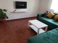 Lovely Sunny 1-bedroom appart/home free parking Netflix. Hotels in 