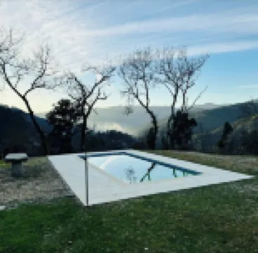 Cabin House. A retreat with a swimming pool and privacy in Gerês.