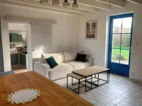 Cottage for 4 to 6 persons + private jacuzzi Hôtels à : Péault