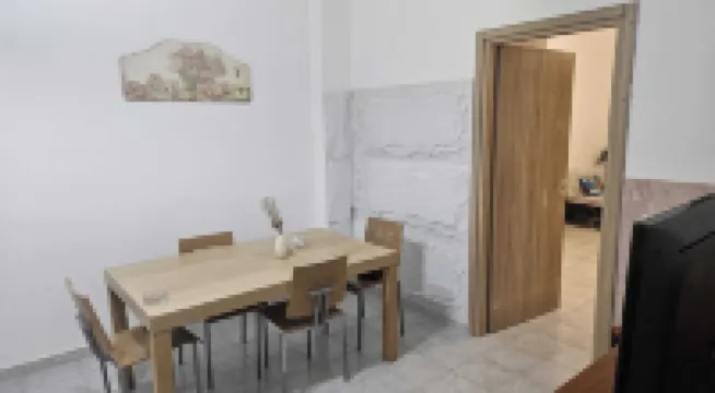 2 minutes from the Train .Apartment great for families and groups