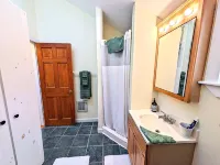 Bright Alpine Suite Near Sugarbush & MAD River Glen • Walk to Blueberry Lake Hotels in Warren
