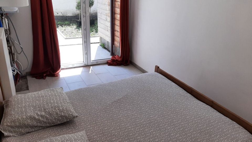 Spacious apartment sleeps 9 Central