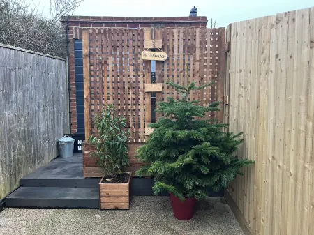 Bespoke studio with patio, driveway parking, sea, South Downs on the doorstep, Отели в г. Сифорд