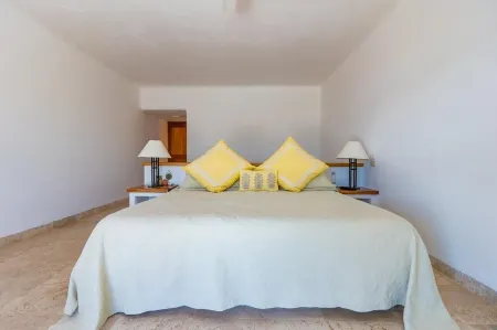 Beautiful remodeled Villa Ixtapa Zi, luxury development, amenities.