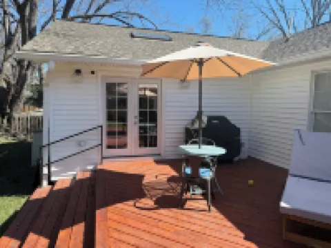Suite44 - Large Sunny 1-BR Suite w/ Backyard+Patio