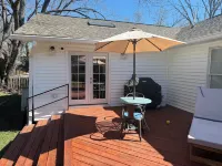 Suite44 - Large Sunny 1-BR Suite w/ Backyard+Patio فنادق في Takoma Park