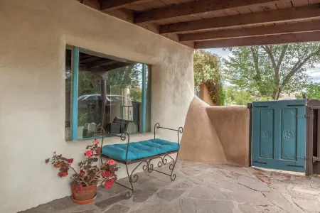 Historic charm of old Taos with modern amenities. Very best location! Отели в г. Таос