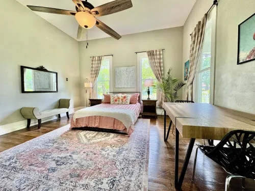 Beautiful 2-bedroom Victorian cottage for 6 near lake, casino, and downtown! Hotels in Livingston