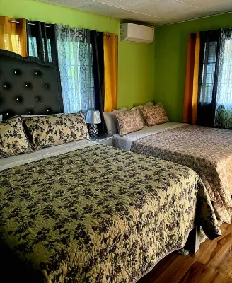 2 bedrooms, 1 bathroom, kitchen, WiFi, and AC in Greendale, Spanish Town. โรงแรมใน