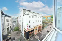 Beautiful 3-bedroom apartment in City Center. Sleeps 10. Free Wifi, Free Parking