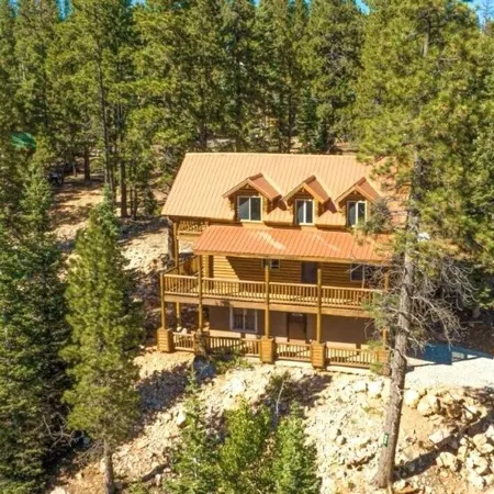 Three level cabin with Hot Tub