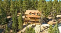 Three level cabin with Hot Tub