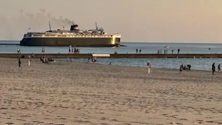 Charming 4-bedroom house sleeps 15 in the wonderful beach town of Ludington! Отели рядом с достопримечательностью «S.S. Badger: Lake Michigan Carferry»