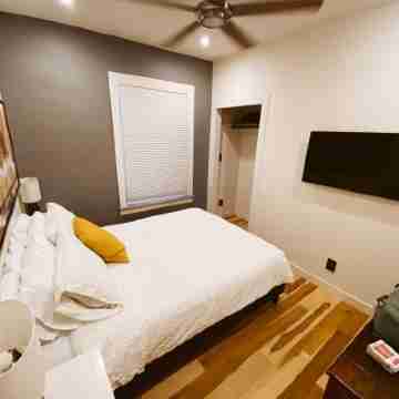 "Blue Ox" Charming 2 Bedroom Triplex - S Broadway Rooms