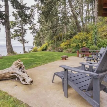 Secluded, peaceful, ocean front home. Close to all amenities/outdoor activities.