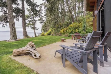 Secluded, peaceful, ocean front home. Close to all amenities/outdoor activities.