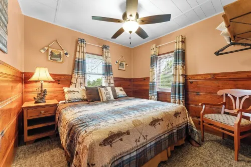 Rustic charm/Cozy comfort-1-bedroom cabin/Ozark view nestled by Bull Shoals Lake