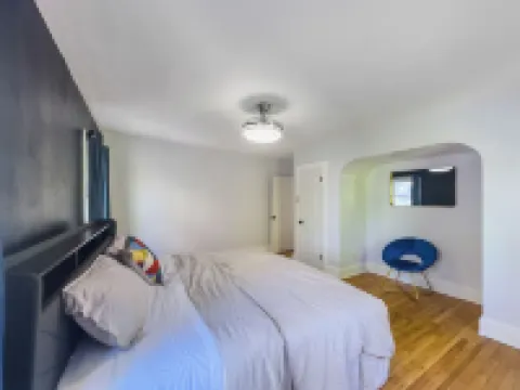 Modern Comfort Near Clinic & Downtown,  King Bed!