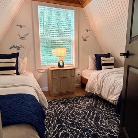 Beautiful Cabin with a ton of amenities! 5 minute walk to the lake!