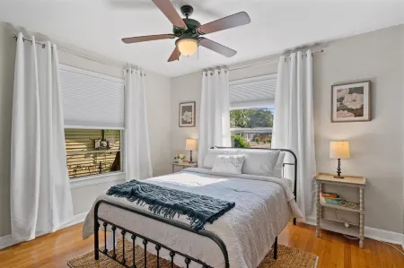 The Leona House~Huge Backyard~Downtown Georgetown Отели в г. Джорджтаун