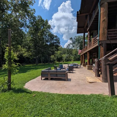 The Holston River Lodge: Luxury Riverfront, Hot Tub, Fishing, Views & Wineries