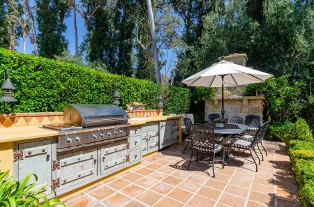 Italian Villa Отели рядом с достопримечательностью «Miramar Beach»