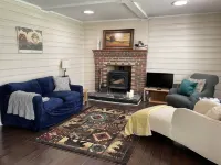 Peaceful Cottage with Mountain Views