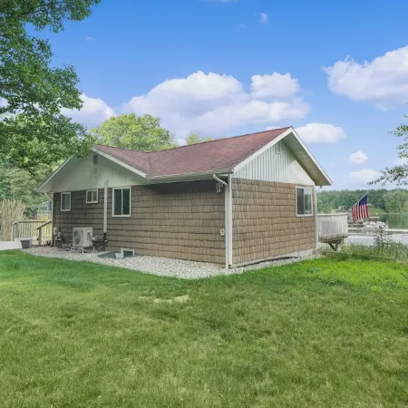 Charming 4-bedroom cottage in enchanting Sand Lake with WiFi, AC
