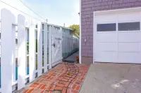 Charming Seashell Cottage in Heart of la Jolla Village, Walking Distance to All