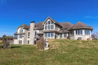 Jett Manor - Hermann, MO 13-Acre Private Estate w/ Hot Tub, Sauna & Scenic Views