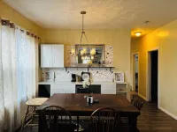 Cozy 3-bedroom apartment with AC, WiFi in lovely Troy Hotels in Troy