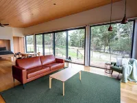 Waterfront Luxury Farm Studio situated on the Gippsland Lakes, Victoria. Hotels in Forge Creek