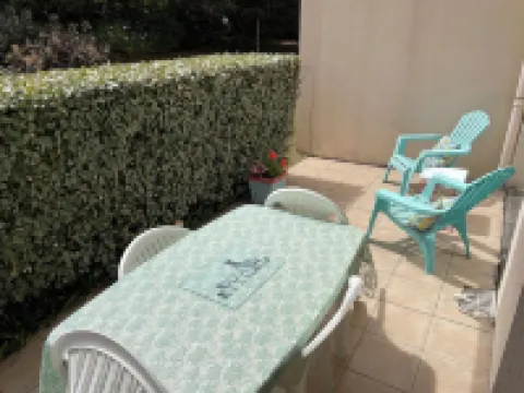 T2 garden floor small residence private parking near large beach and shops