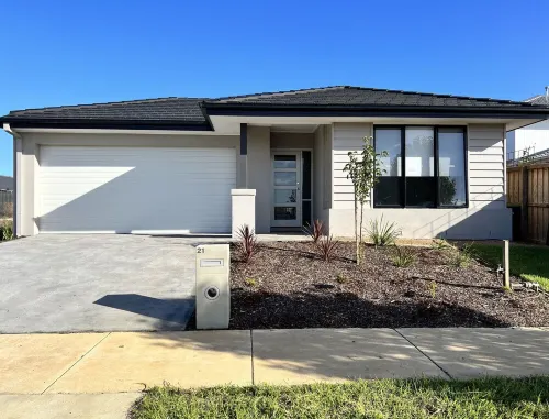 Brand new, spacious family home in walking distance to beach.