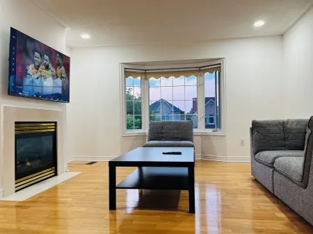 Cozy house for a young family. Live in the Heart of It All! Отели рядом с достопримечательностью «Aurora»