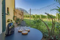 Centrally located apartment with garage & small outdoor area Hotel in zona Despar Supermarket