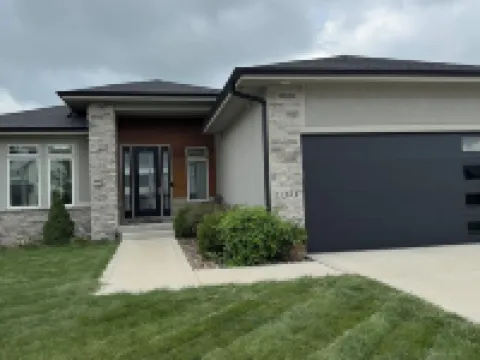 Convenient functional quiet 5 bedroom 3 bath home in Clive. Hotels in Clive