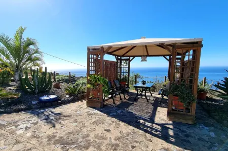 House with private pool, sea views and WI-FI in Tijarafe, La Palma