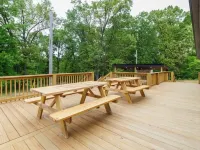 Spacious 5-bedroom just 1 minute from Bennett Spring State Park! Hotels in Laclede County