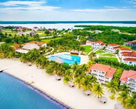 Luxury Waterfront Villa + FULL RESORT ACCESS! No sargassum! Hotels in Maya Beach