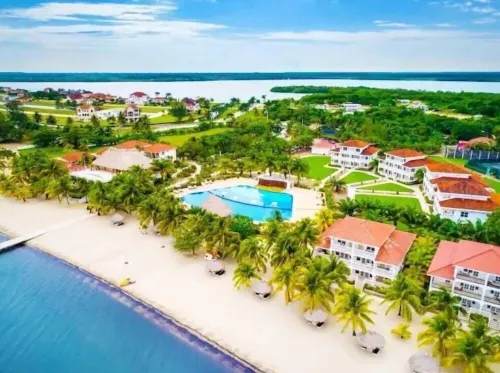 Luxury Waterfront Villa + FULL RESORT ACCESS! No sargassum! Hôtels à : Maya Beach