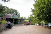 Lakeside Cabin Near Holiday World Perfect for Families & Friends Hotel a Spencer County