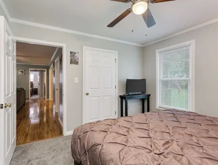 Down town Travelers rest walking to swamp rabbit bike trail Отели рядом с достопримечательностью «White Rabbit Fine Arts Gallery»