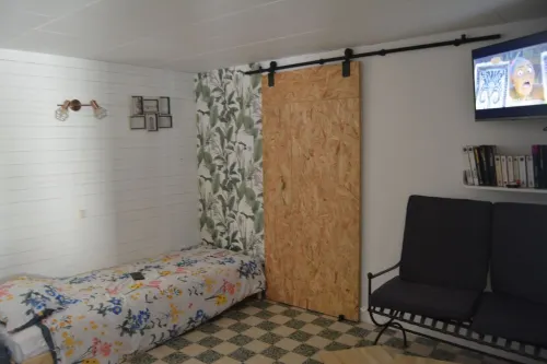 L'Olivier: 5 Min from the Sea, an Enclosed Terrace on the Edge of the Forest.