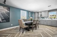 Colorful, Comfy & Modern - Close to NYC - Parking! Hotels in Mt Vernon